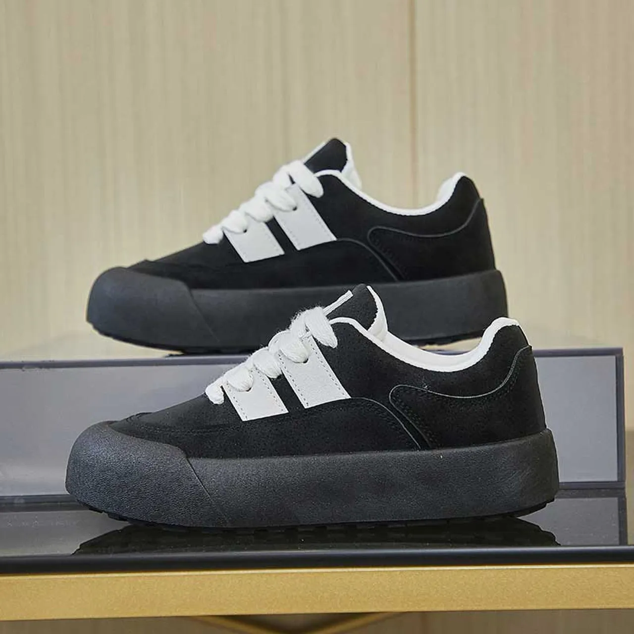 Retro black sneaker casual shoe.